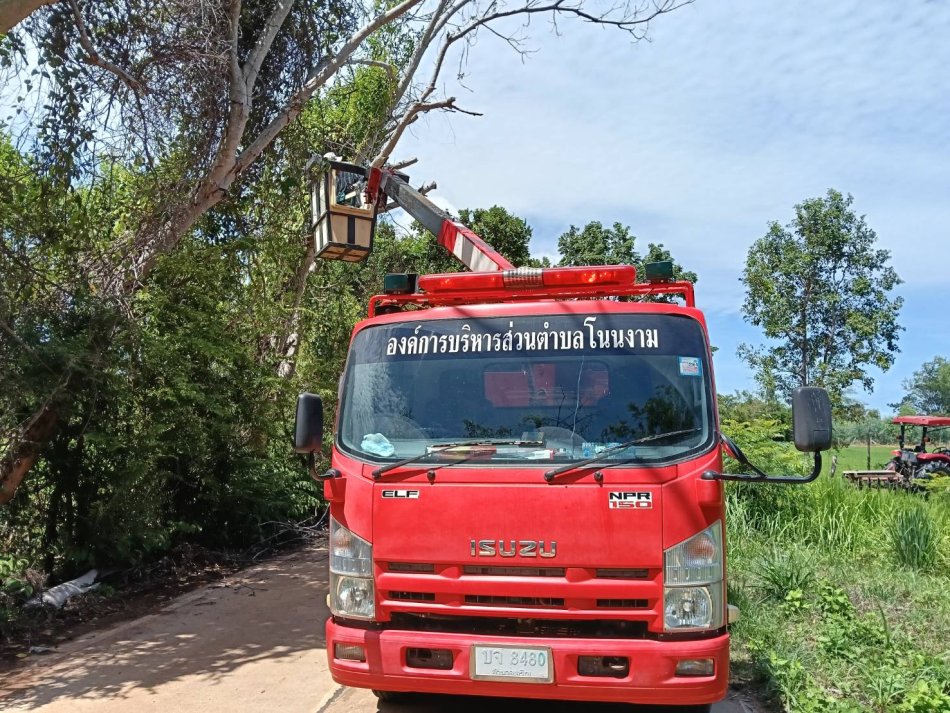 งานป้องกันฯ ออกให้บริการประชาชน ในการตัดแต่งกิ่งไม้เพื่อความปลอดภัยและป้องกันกิ่งไม้หักโค่นในช่วงเข้าสู่ฤดูฝน ภายในหมู่บ้าน บ้านโนนงาม หมู่ที่ ๔ ตำบลโนนงาม