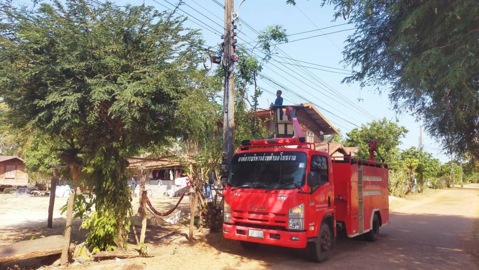 องค์การบริหารส่วนตำบลโนนงาม ออกให้บริการประชาชน ในการตัดกิ่งไม้ ที่พาดสายไฟฟ้าแรงต่ำ ตามคำร้องของประชาชน บ้านนาเรือง ม.๗ ตำบลโนนงาม