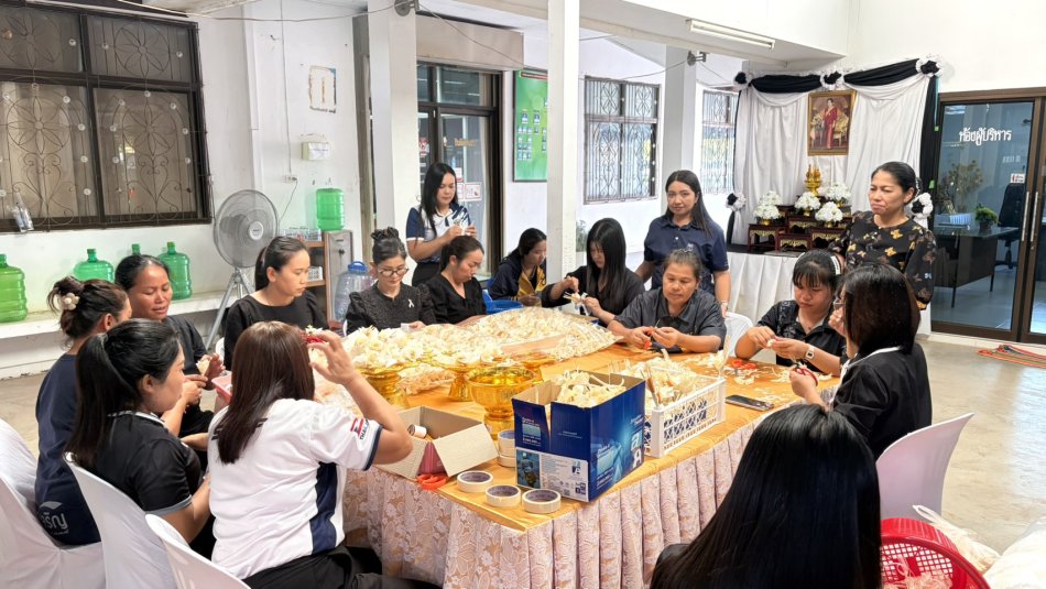 จัดกิจกรรมโครงการจิตอาสาการประดิษฐ์ดอกไม้จันทน์ เพื่อถวายงานพระราชพิธี ถวายพระเพลิงพระบรมศพ สมเด็จพระนางเจ้าสิริกิติ์ พระบรมราชินีนาถ พระบรมราชชนนีพันปีหลวง