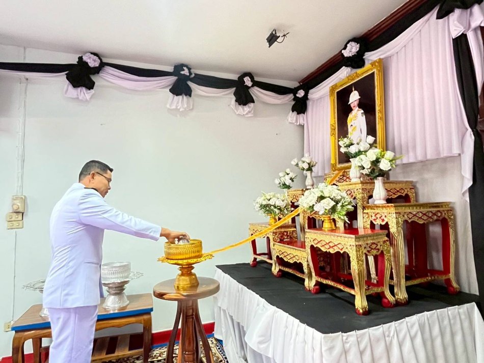 นายคาร สุยะรัตน์ นายกองค์การบริหารส่วนตำบลโนนงาม ร่วมพิธีถวายน้ำสรงและถวายสักการะพระศพ สมเด็จพระเจ้าลูกเธอ เจ้าฟ้าพัชรกิติยาภา นเรนทิราเทพยวดี กรมหลวงราชสาริณีสิริพัชร มหาวัชรราชธิดา ณ...